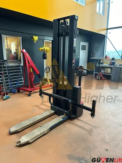 GVN409 Yan Denge Ayaklı Akülü İstifleme Makinesi